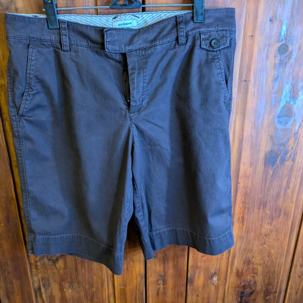 Dockers mid-rise curvy shorts, size 12